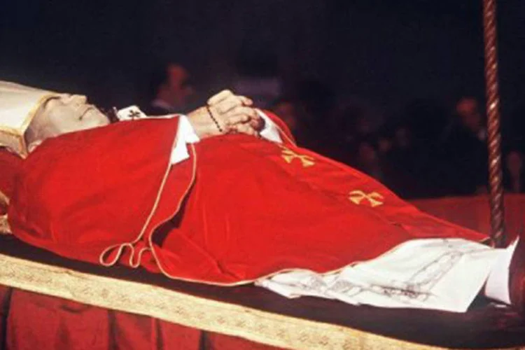 
	Corpo de Jo&atilde;o Paulo I em outubro de 1978 no Vaticano: o papa foi encontrado sem vida em seu leito 33 dias depois de sua elei&ccedil;&atilde;o como pont&iacute;fice (AFP)