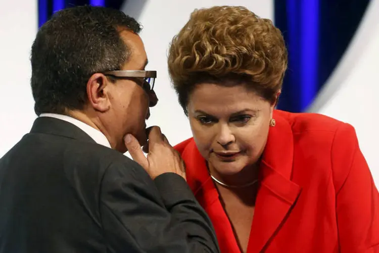 
	Santana e Dilma: para a PF, o marqueteiro &quot;possui rela&ccedil;&atilde;o de muita proximidade&quot; com a presidente Dilma e &quot;certa influ&ecirc;ncia sobre as a&ccedil;&otilde;es do ex-presidente Lula&quot;
 (Paulo Whitaker/ Reuters)