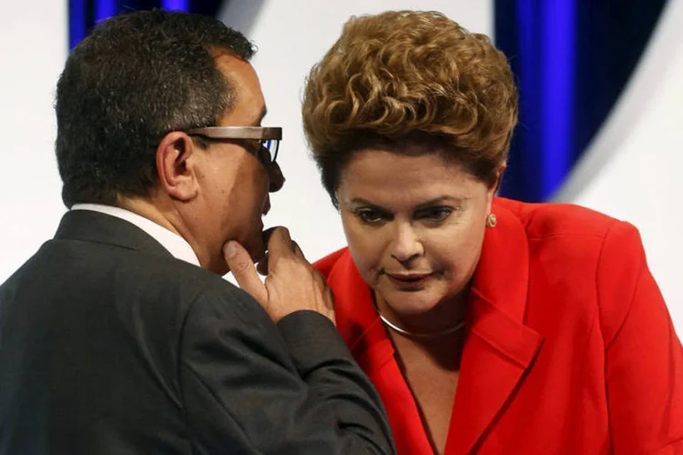 
	Santana e Dilma: para a PF, o marqueteiro &quot;possui rela&ccedil;&atilde;o de muita proximidade&quot; com a presidente Dilma e &quot;certa influ&ecirc;ncia sobre as a&ccedil;&otilde;es do ex-presidente Lula&quot;
 (Paulo Whitaker/ Reuters)
