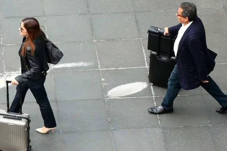 
	O marqueteiro Jo&atilde;o Santana desembarca com sua mulher Monica em Cumbica, S&atilde;o Paulo: pris&atilde;o prorrogada por mais cinco dias
 (REUTERS/Rodrigo Paiva)