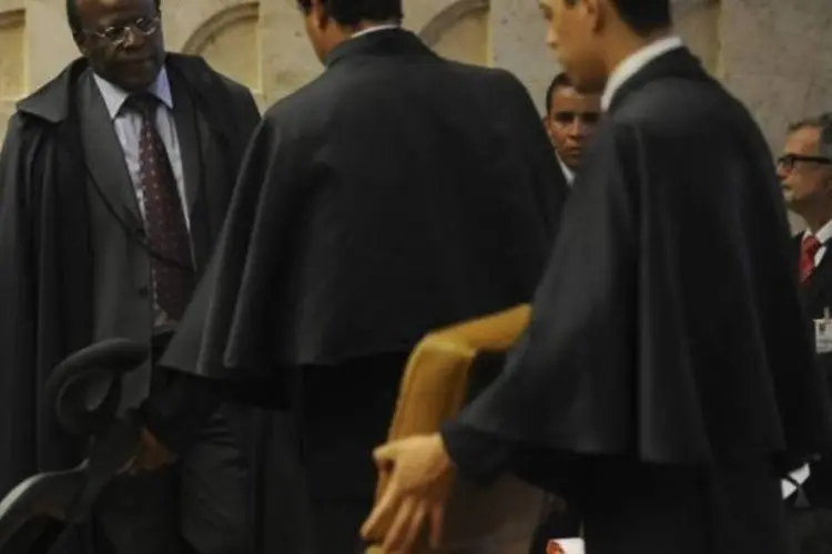 O ministro do Supremo Tribunal Federal (STF), Joaquim Barbosa (à esquerda), relator do processo do mensalão (Fabio Rodrigues Pozzebom/Agência Brasil)