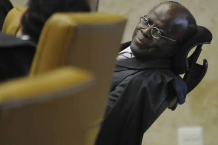Ministro Joaquim Barbosa sentado em sua cadeira, em sessão no Supremo Tribunal Federal (Fabio Rodrigues Pozzebom/Agência Brasil)