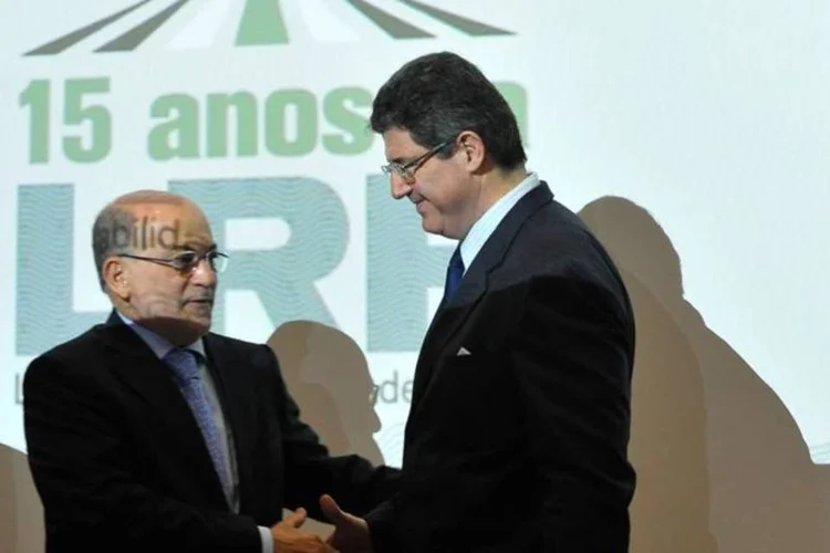 
	O ministro da Fazenda, Joaquim Levy, e o presidente do TCU, Aroldo Cedraz, no semin&aacute;rio dos 15 Anos da Lei de Responsabilidade Fiscal
 (Elza Fiuza/Agência Brasil)