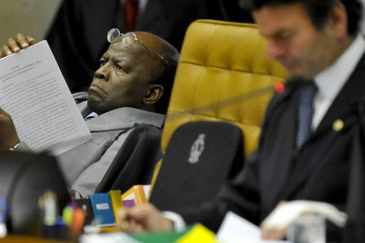 
	Joaquim Barbosa l&ecirc; autos do processo do mensal&atilde;o: o ac&oacute;rd&atilde;o servir&aacute; de refer&ecirc;ncia para elabora&ccedil;&atilde;o dos recursos
 (José Cruz/ABr)