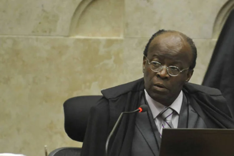 
	Joaquim Barbosa: sua primeira sess&atilde;o no CNJ come&ccedil;a &agrave;s 9h desta ter&ccedil;a-feira e a pauta tem v&aacute;rios processos que estavam suspensos por pedidos de vista dos conselheiros
 (José Cruz/ABr)