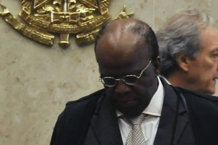 
	Os ministros Joaquim Barbosa (frente) e Ricardo Lewandowski no Supremo Tribunal Federal
 (José Cruz/ABr/Agência Brasil)
