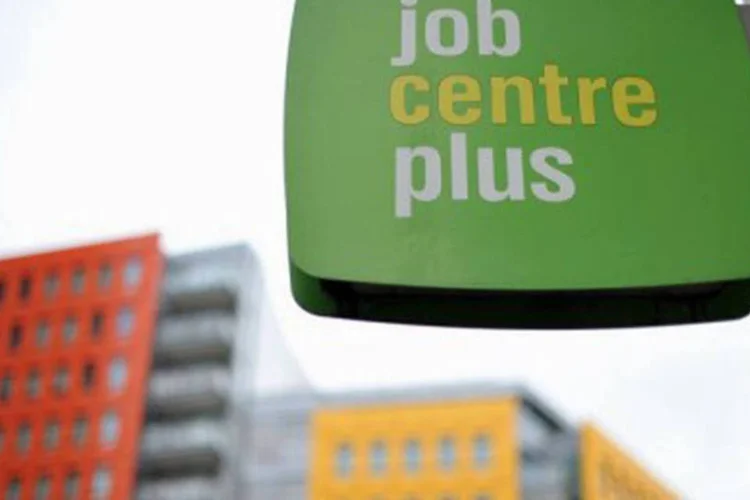 
	Centro de empregos no Reino Unido: o n&uacute;mero total de desempregados diminuiu em 64.000 no mesmo per&iacute;odo
 (Ben Stansall/AFP)