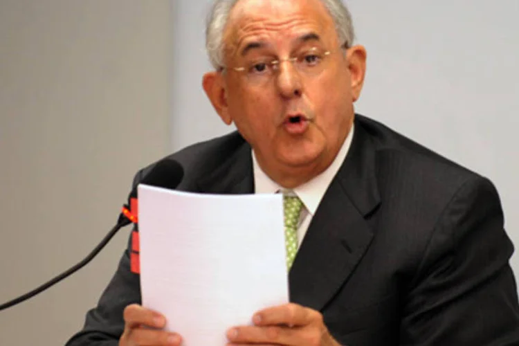 Jobim falou ainda da necessidade de levantamento de aeroportos alternativos (.)