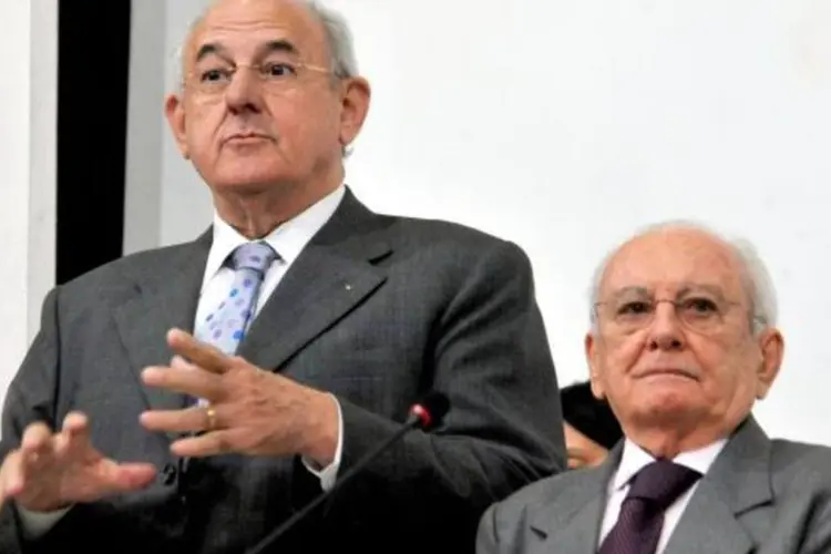 Ministro do Turismo, Pedro Novais (à direita), ao lado do ex-ministro Nelson Jobim (Elza Fiúza/Agência Brasil)