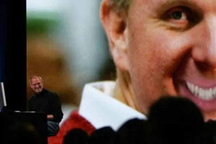 Steve Jobs, CEO da Apple, durante conferência em 2007, se diverte ao projetar imagem de Steve Ballmer, CEO da rival Microsoft (.)