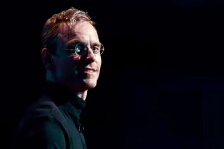 
	&quot;Steve Jobs&quot;: o filme de duas horas mostra um homem brilhante cuja vis&atilde;o ajudou a guiar o mundo rumo ao s&eacute;culo XXI, mas tamb&eacute;m um executivo que pode ser impiedoso com os funcion&aacute;rios e a fam&iacute;lia
 (Reprodução)