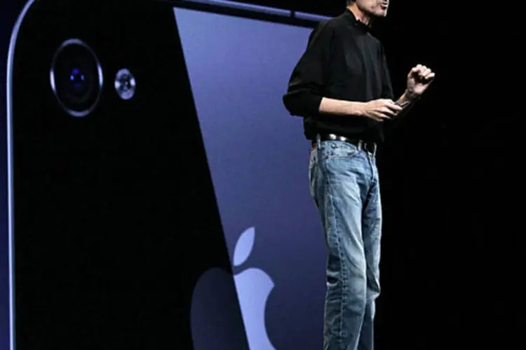 Steve Jobs apresenta o iPhone 4 em 2010 (Justin Sullivan / Getty Images)