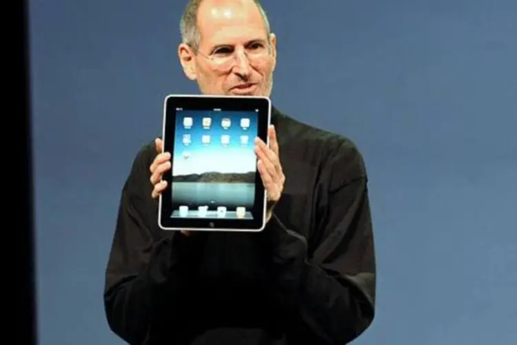 O executivo lançou o iPad em 2010. O aparelho está mudando a computação com uma tela maior sensível ao toque (Wikimedia Commons)