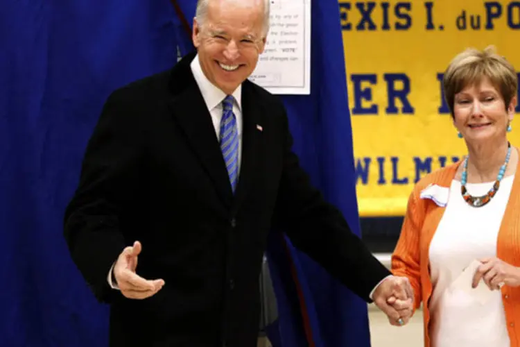 
	O vice-presidente Joe Biden posa ao lado de uma funcion&aacute;ria eleitoral em frente &agrave; cabine de vota&ccedil;&atilde;o, depois de votar nos EUA, em Greenville, Delaware
 (Kevin Lamarque/Reuters)