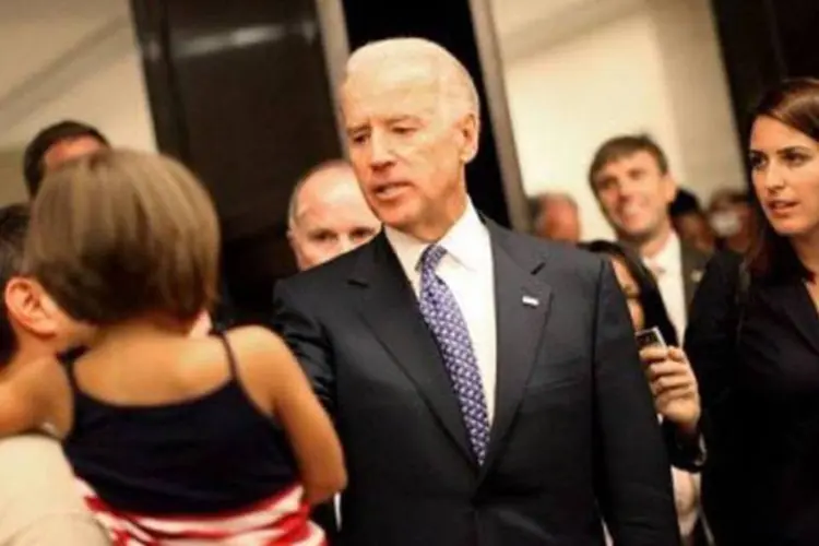 Biden cumprimenta visitantes após reunião na Câmara dos Representantes (AFP/Getty Images/Mario Tama)