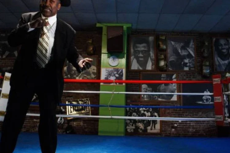 Smokin’ Joe, como o chamavam, era mais feio, mais baixo – e mais negro que o bonito, articulado e provocador Ali (Al Bello/Getty Images)