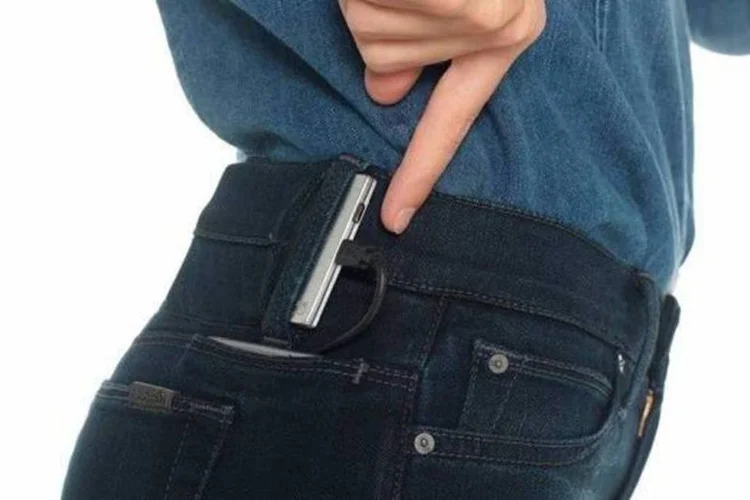 
	O bolso especial fica na parte lateral da cal&ccedil;a e tem um cabo que se conecta em um power bank
 (Reprodução/Joes Jeans)