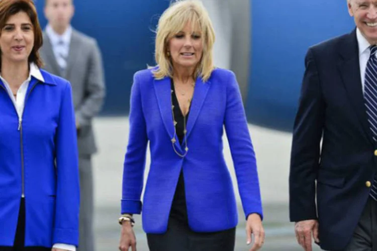 Joe Biden e sua mulher, Jill, são recebidos no aeroporto de Bogotá pela chanceler colombiana, Maria Angela Holguin (à esquerda) (AFP / Luis Acosta)