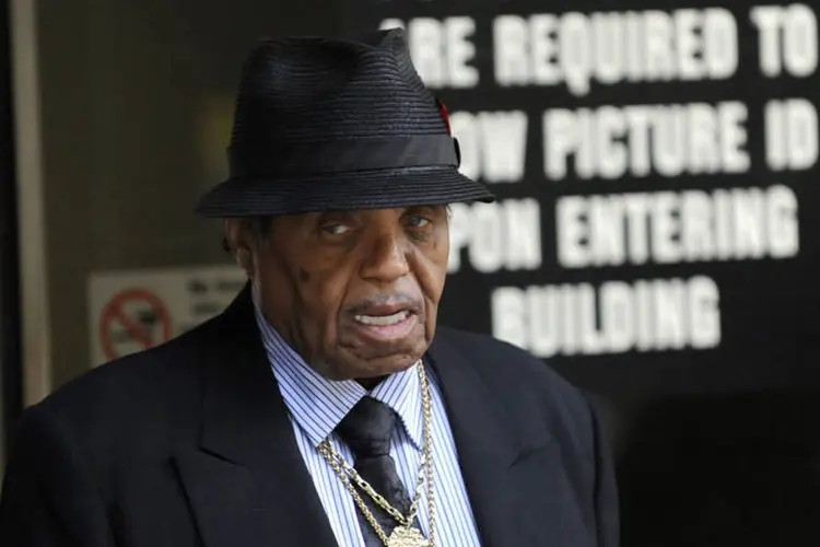 Joe Jackson, pai de Michael Jackson, deixa tribunal em Los Angeles (Gus Ruelas/Reuters)