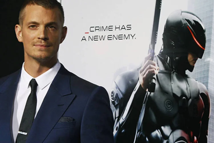 Ator Joel Kinnaman, uma das estrelas do novo filme do "Robocop", chega para a pré-estreia do filme em Hollywood, Califórnia (Fred Prouser/Reuters)