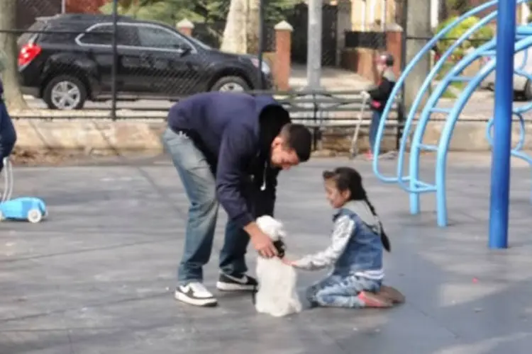 Joey Salads conversa com menina em parque: em experimento social, comediante quis mostrar aos pais como é fácil sequestrar uma criança (Reprodução/YouTube)