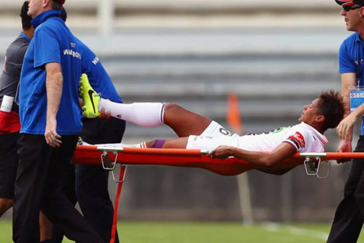 Jogador Sasha Andrews é tirado do campo após se lesionar durante um jogo: 13º salário deve ser pago proporcionalmente ao período trabalhado (Getty Images)