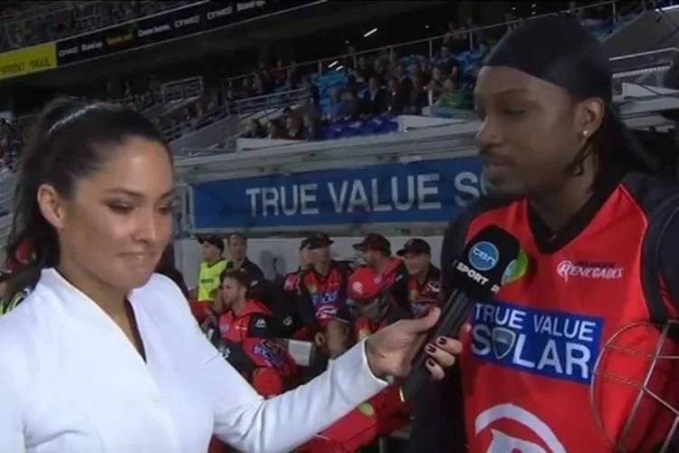 
	O jogador de cr&iacute;quete Chris Gayle constrange a rep&oacute;rter australiana Mel McLaughlin ao fazer uma cantada ao vivo
 (Reprodução/YouTube)