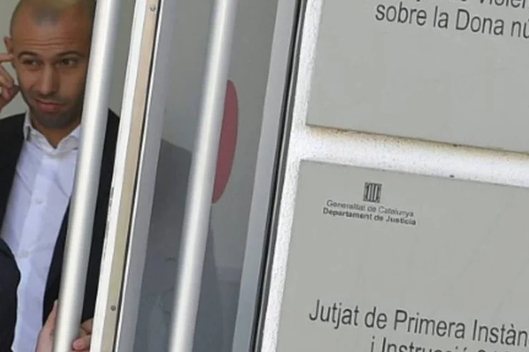 O volante argentino Javier Mascherano, do Barcelona, deixa o tribunal em Gavà (Lluis Gene/aFP)