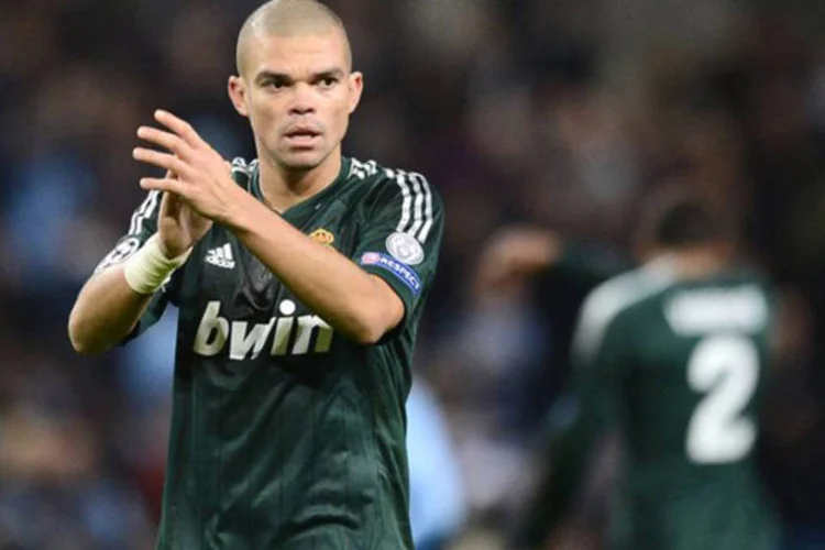 
	Pepe aplaude a torcida ao fim de uma partida pela Liga dos Campe&otilde;es da UEFA em Manchester: o jogador ficar&aacute; um m&ecirc;s afastado dos gramados
 (Pierre-Philippe Marcou/AFP)