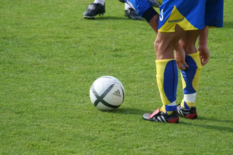 
	Jogador ajeita a meia em campo de futebol: &eacute; tudo uma quest&atilde;o de custos, diz diretor de time
 (FreeImage)