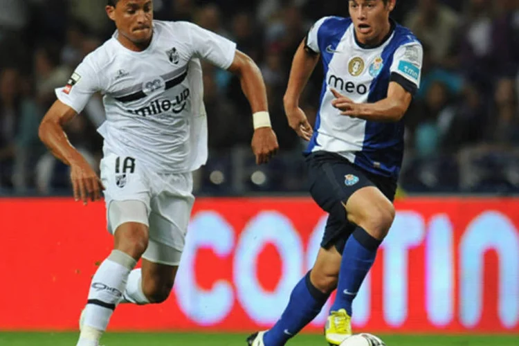 Jogador do Porto domina a bola: o clube está junto Benfica e Sporting, cotado na bolsa, embora nenhuma integre o principal índice português, PSI-20 (Valerio Pennicino/ Getty Images)