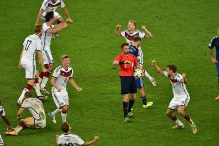 
	Jogadores da Alemanha comemoram apito final: o apito final provocou o pico de tu&iacute;tes
 (Nelson Almeida/AFP)