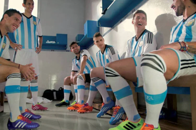 
	Jogadores da Argentina: cada torcedor gastar&aacute; cerca de US$ 2.000
 (Divulgação / Adidas)