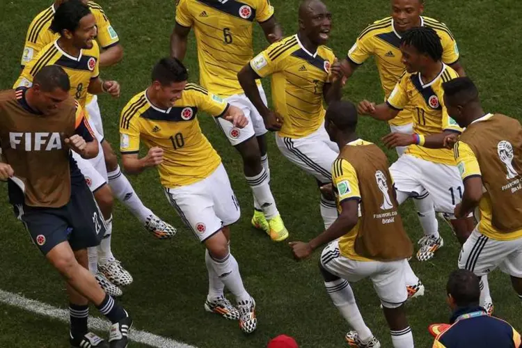 
	Jogadores da Col&ocirc;mbia comemoram dan&ccedil;ando gol de James Rodriguez na partida contra a Costa do Marfim, na Copa do Mundo, em 19 de junho de 2014
 (Reuters/David Gray)