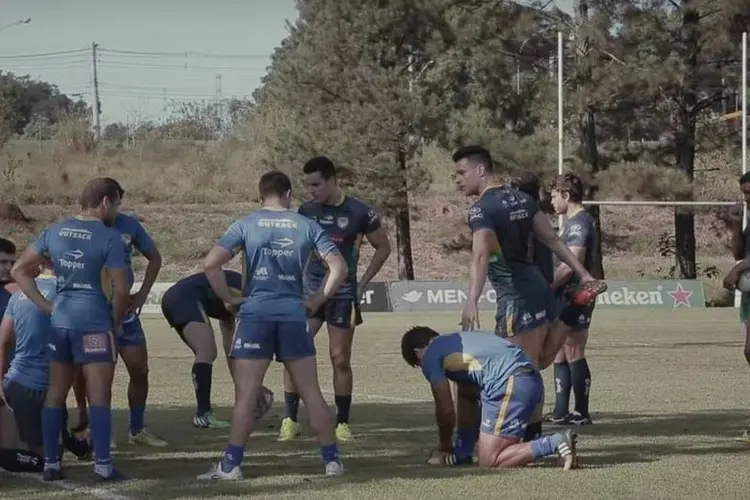 Jogadores de Rugby em comercial da Dove: os jogadores mostram que o que os tornaram ainda mais fortes para enfrentar obstáculos foi o cuidado dos heróis reais (Reprodução/ Youtube)