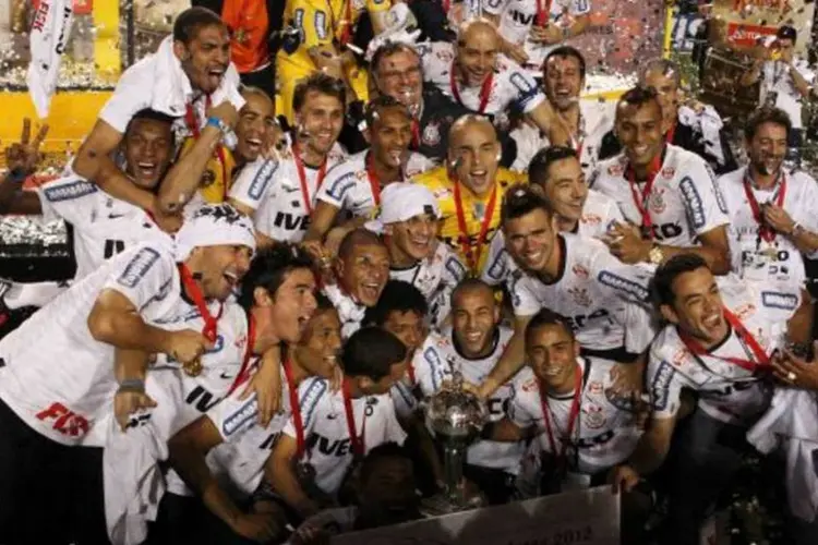 Jogadores do Corinthians comemoram a Libertadores (Nacho Doce/Reuters)