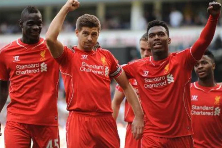 Jogadores do Liverpool comemoram um gol na liga inglesa contra o Tottenham  (Olly Greenwood/AFP)