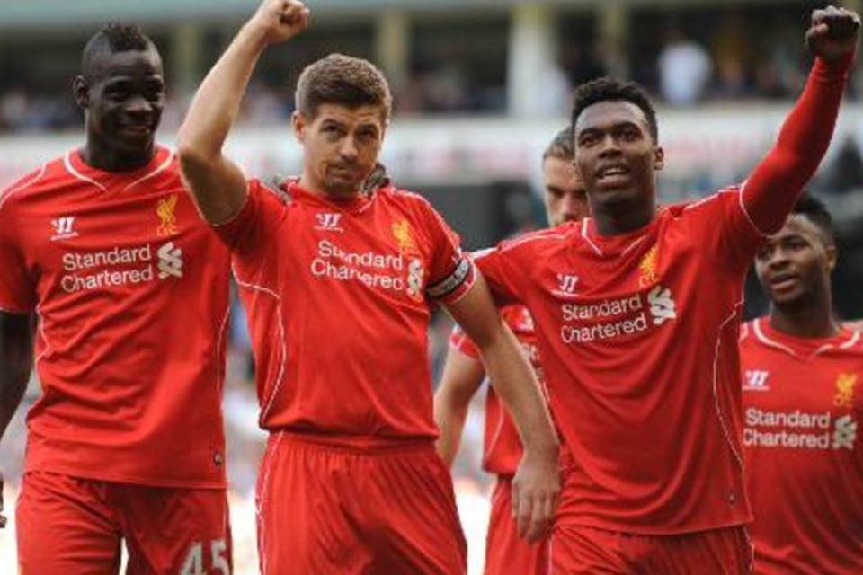 Jogadores do Liverpool comemoram um gol na liga inglesa contra o Tottenham  (Olly Greenwood/AFP)