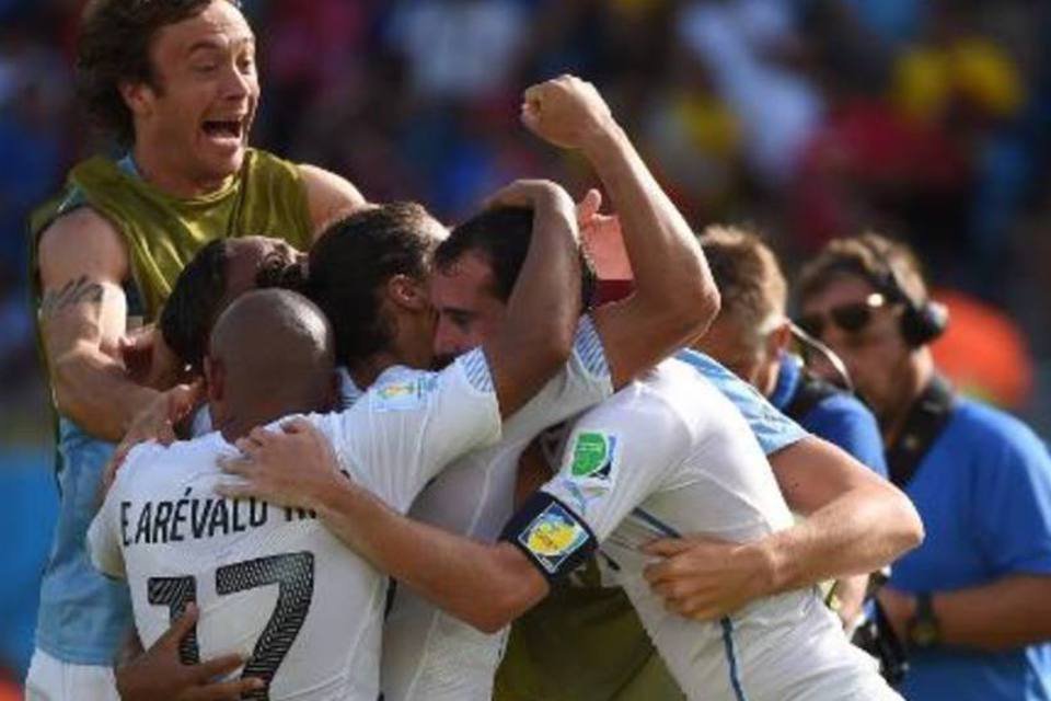 Uruguai vence Itália e vai às oitavas da Copa