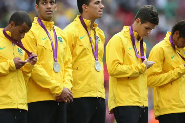 Seleção brasileira de futebol recebe a medalha de prata: Uma das conclusões do Goldman Sachs foi que a renda per capita está fortemente associada ao ganho de medalhas (Getty Images)