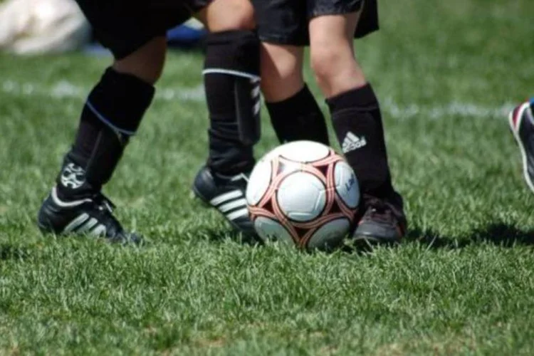 Chuteiras e luvas de goleiro são fornecidas pelos patrocinadores dos clubes. Jogadores afirmam que as regras de fornecimento são injustas e defendem o direito de escolha para ajudar a prevenir lesões (Glennharper/Flickr/Flickr)