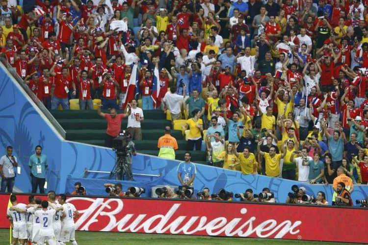 
	Jogadores e torcedores do Chile no jogo contra a Espanha: Torcedores tentaram acessar a arquibancada&nbsp;
 (Reuters/Ricardo Moraes)