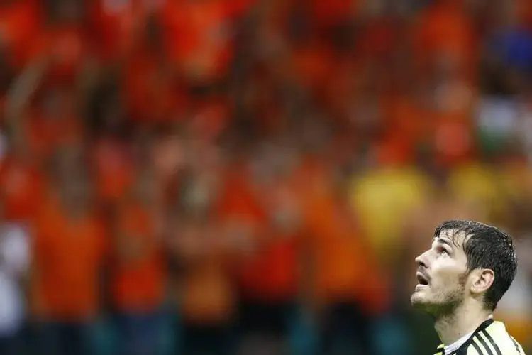 Iker, Casillas lamenta o gol da Holanda durante jogo da Copa do Mundo, em Salvador (Marcos Brindicci/Reuters/Reuters)