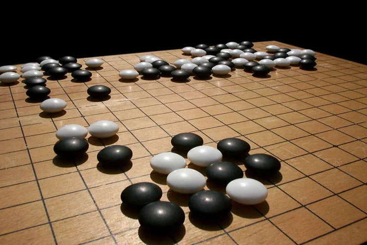 Go: jogo de estratégia era considerado difícil demais para ser dominado por um computador (Wikimedia Commons)