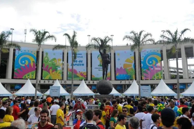 
	Maracan&atilde;: liga&ccedil;&atilde;o an&ocirc;nima alertou de bomba em garrafa que estava na passarela
 (Tânia Rêgo/Agência Brasil)