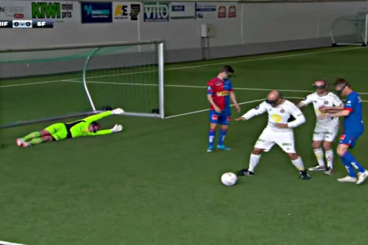 Vídeo feito pelo canal TV2 Zebra transmitiu um jogo de futebol pelos óculos de realidade virtual colocados nos jogadores  (YouTube/Reprodução)