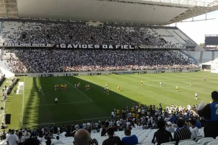 
	Vista da arquibancada do Itaquer&atilde;o durante jogo de abertura do est&aacute;dio: o elenco que se apresentar&aacute; tamb&eacute;m conta com ginastas acrobatas e de trampolim, capoeiristas e pernas-de-pau
 (Divulgação/Assessoria de imprensa do Corinthians)