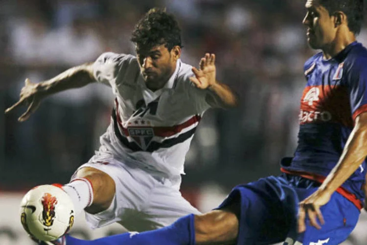
	Willian Jos&eacute;, do S&atilde;o Paulo, e Norberto Paparatto, do Tigre: &quot;Acho que tomamos a decis&atilde;o correta de n&atilde;o voltar para jogar o segundo tempo&quot;, disse o meia Mart&iacute;n Galmarini
 (REUTERS / Paulo Whitaker)