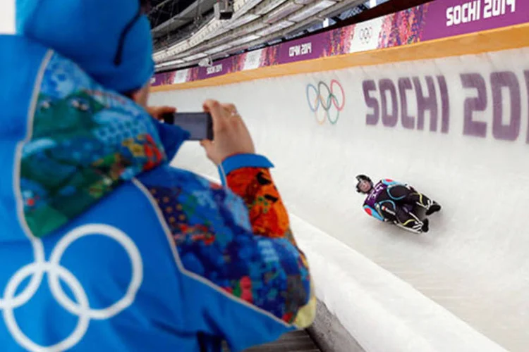 Voluntário tira foto de prova dos Jogos Olímpicos de Inverno: a escuta começa desde o momento em que o cidadão se registra na página oficial dos Jogos (REUTERS/Fabrizio Bensch)