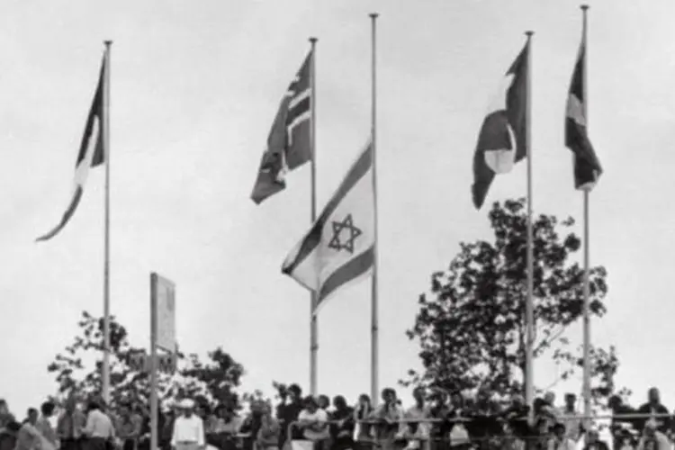 Bandeira de Israel é hasteada a meio mastro no Estádio Olímpico de Munique: Alemanha e Israel nunca esqueceram o "Massacre de Munique" (©AFP/Archivo)